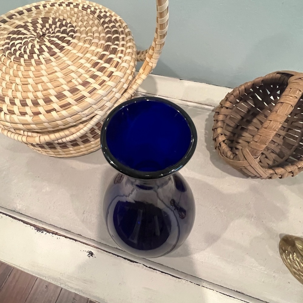 HAND BLOWN 8” COBALT BLUE VASE - Picture 5 of 6